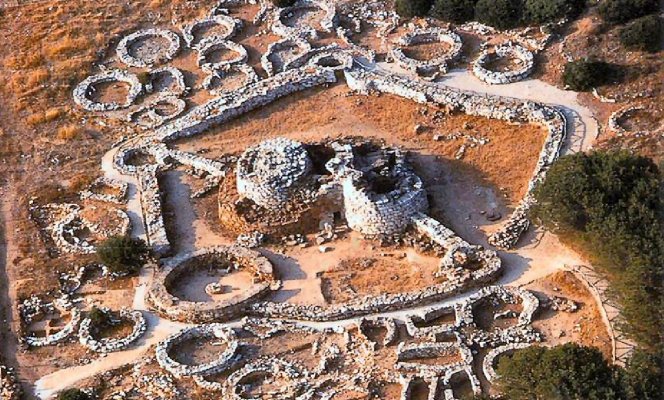 Un buon motivo per visitare Nuraghe Palmavera 5 vista dall'alto del Nuraghe Palmavera